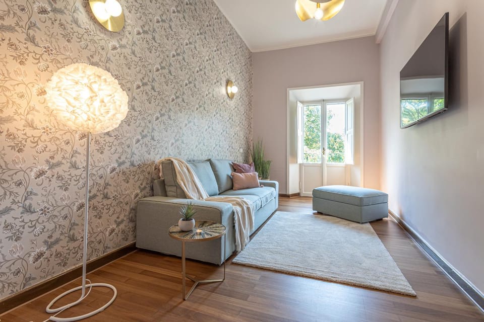 TV and multimedia, Living room, Seating area, Evening entertainment