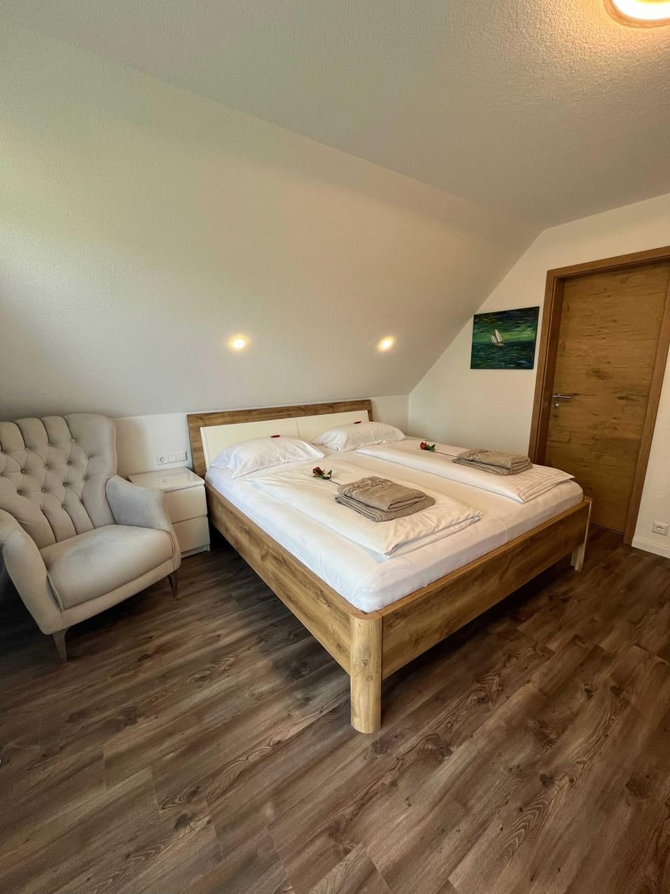 Bed, Photo of the whole room, Seating area, Bedroom