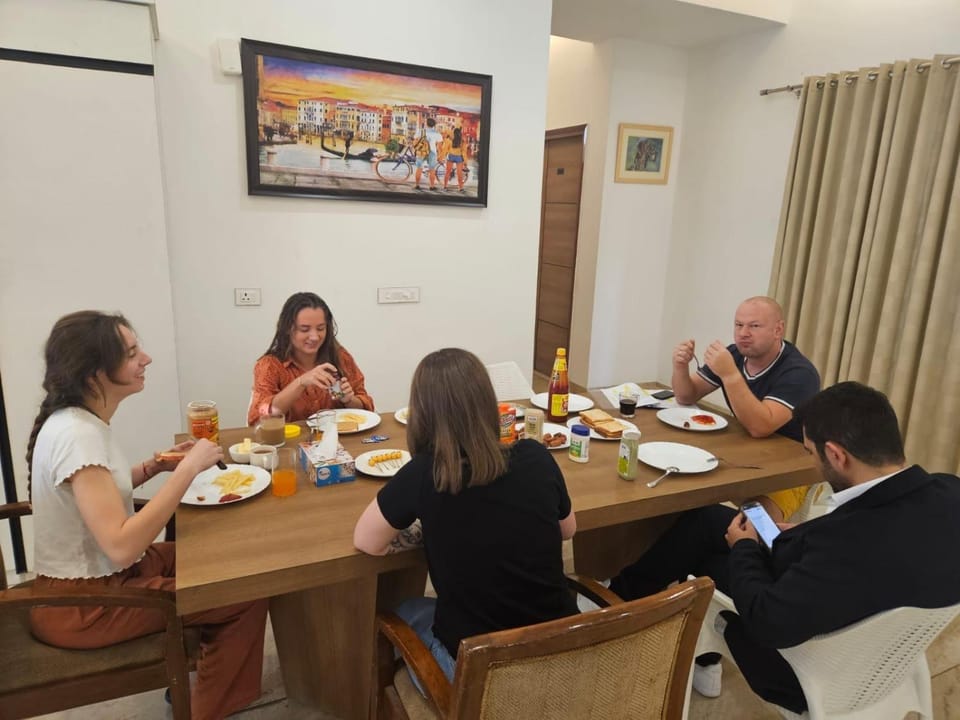Restaurant/places to eat, People, Living room, Food and drinks, Seating area, Dining area, Diving, Food, Guests, Guests, Guests, Lunch, Dinner, group of guests, group of guests