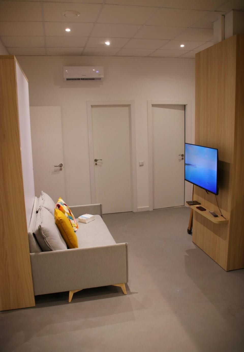Communal lounge/ TV room, Bathroom, furniture, heating, air conditioner