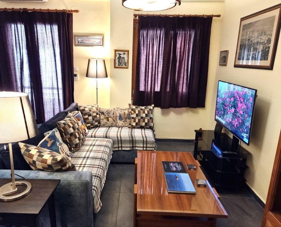 Bed, TV and multimedia, Living room, Seating area