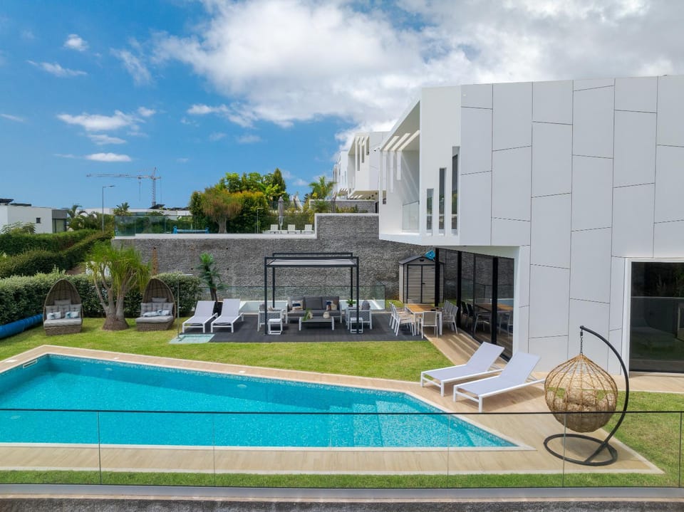 Patio, Swimming pool, Swimming pool, sunbed