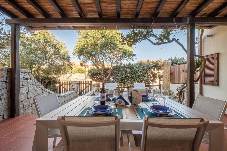 Patio, Garden, View (from property/room), Living room, Seating area, Dining area