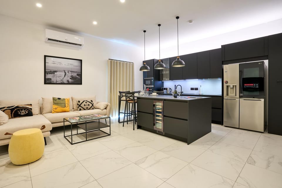 TV and multimedia, Kitchen or kitchenette, Living room, Seating area, Dining area, stove