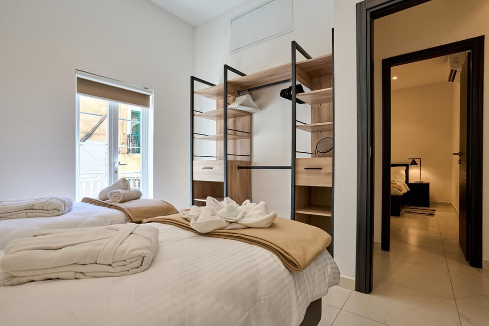Bed, Bedroom, towels