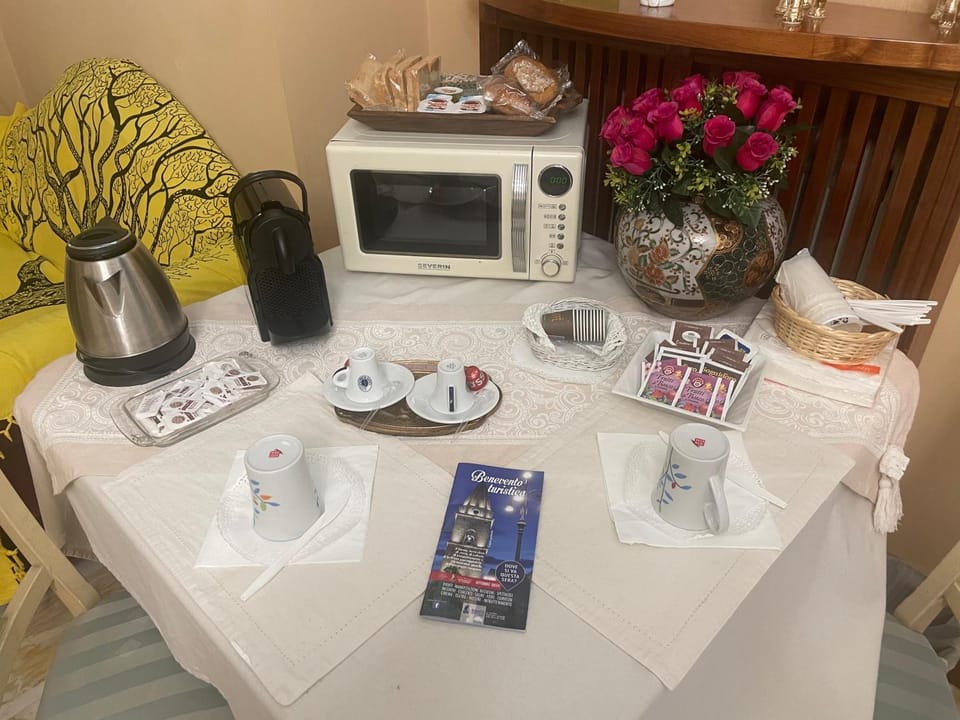 Coffee/tea facilities, Food and drinks, Food