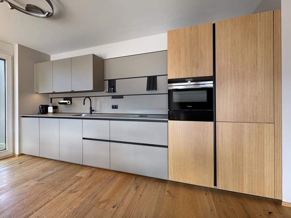 Coffee/tea facilities, Kitchen or kitchenette, dishwasher, stove