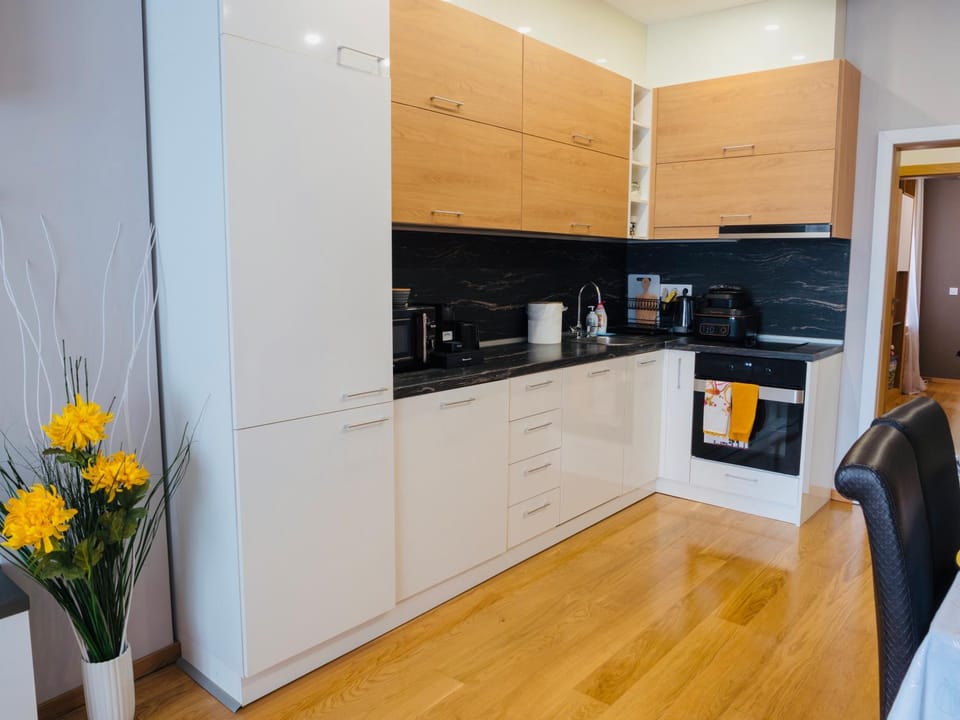 Coffee/tea facilities, Kitchen or kitchenette, dishwasher, oven, stove, toaster