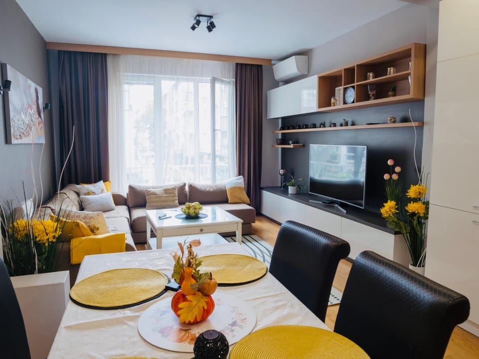 Communal lounge/ TV room, Living room, Dining area