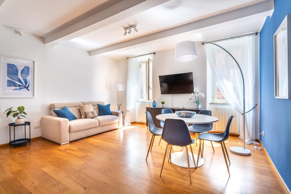 TV and multimedia, Living room, Seating area, Dining area