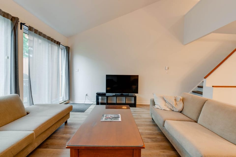 Communal lounge/ TV room, TV and multimedia, Living room, Seating area, Evening entertainment