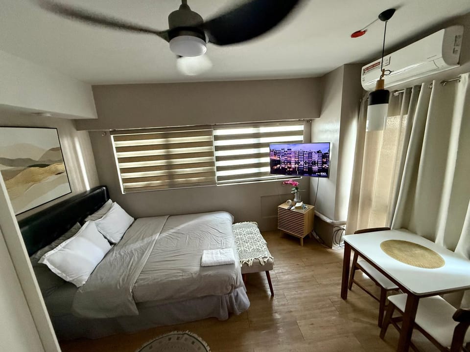 Communal lounge/ TV room, Bed, TV and multimedia, Seating area, Bedroom, air conditioner