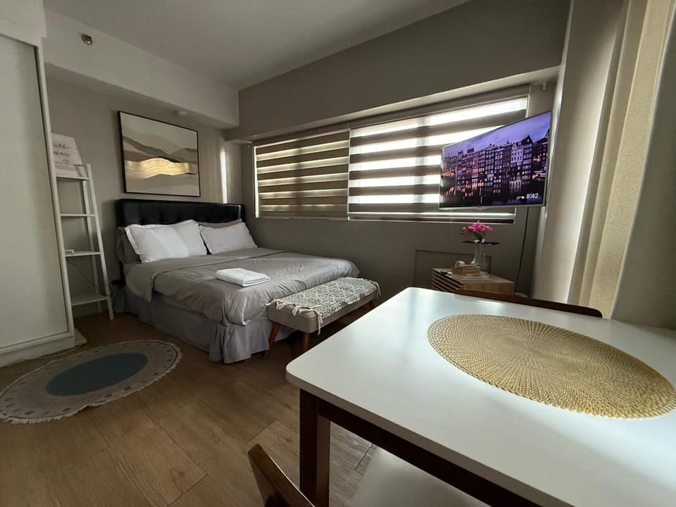 Bed, TV and multimedia, Bedroom