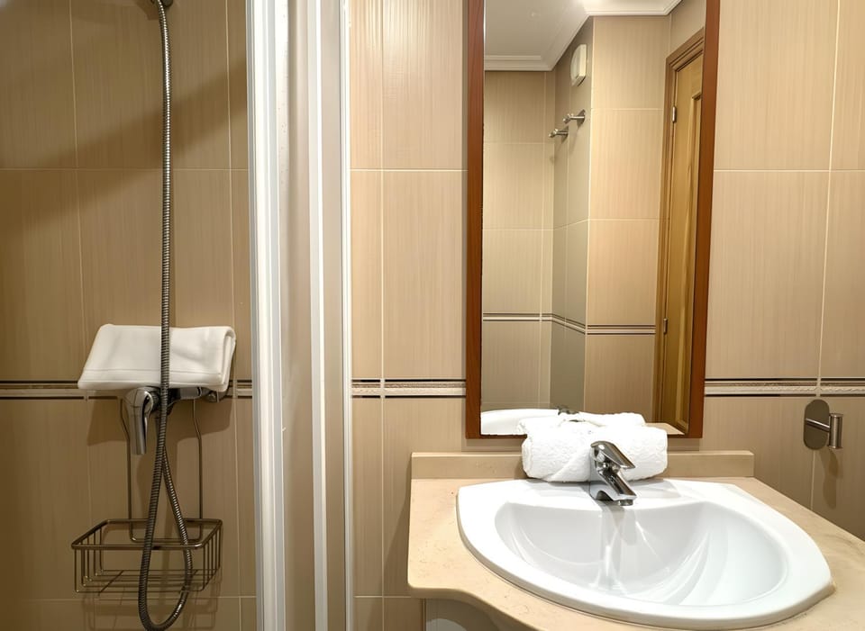 Shower, Bathroom, towels