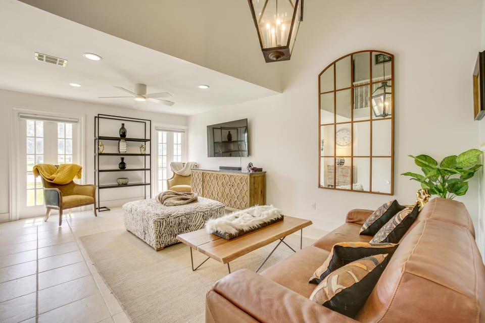 Chic New Orleans Abode: 1 Mi to Lake Pontchartrain House in New Orleans