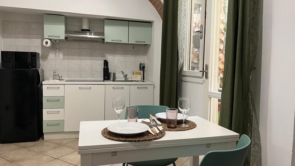 Kitchen or kitchenette, Dining area, stove