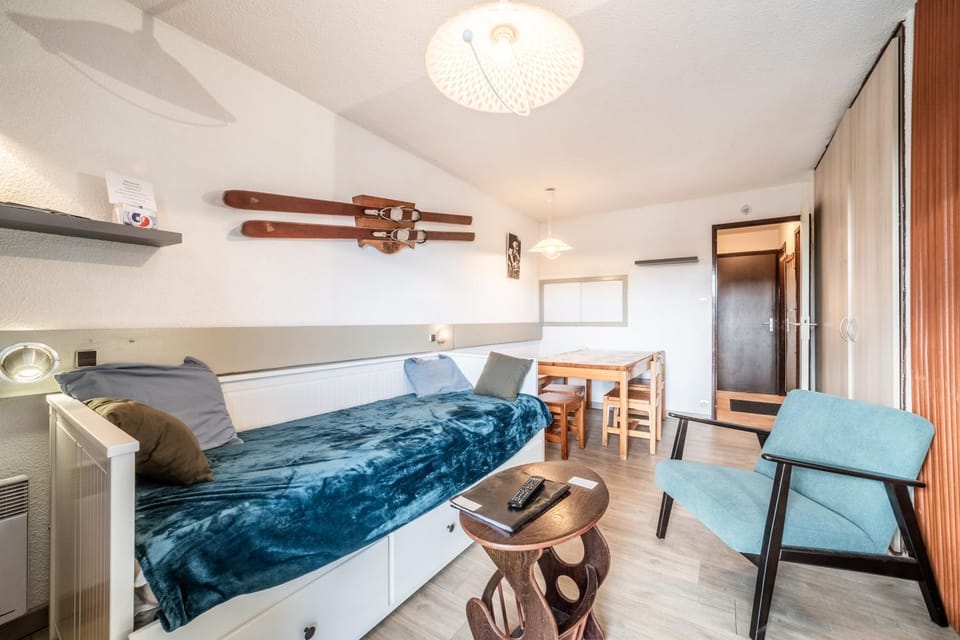 Property building, Living room, Bedroom