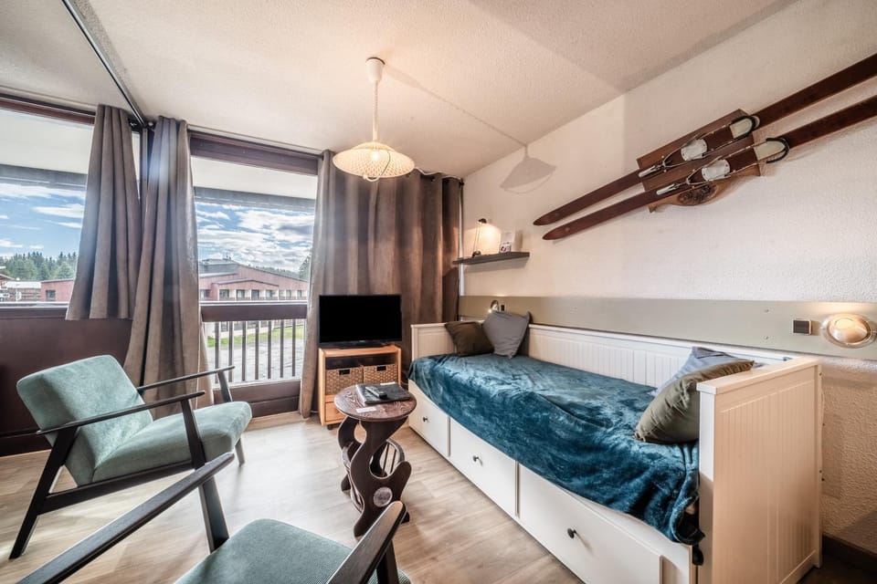 Property building, Living room, Bedroom