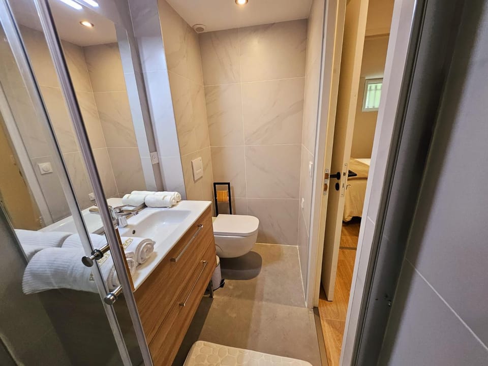 Shower, Toilet, Bathroom, towels
