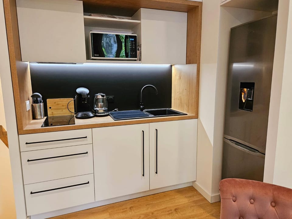 Coffee/tea facilities, Kitchen or kitchenette, stove