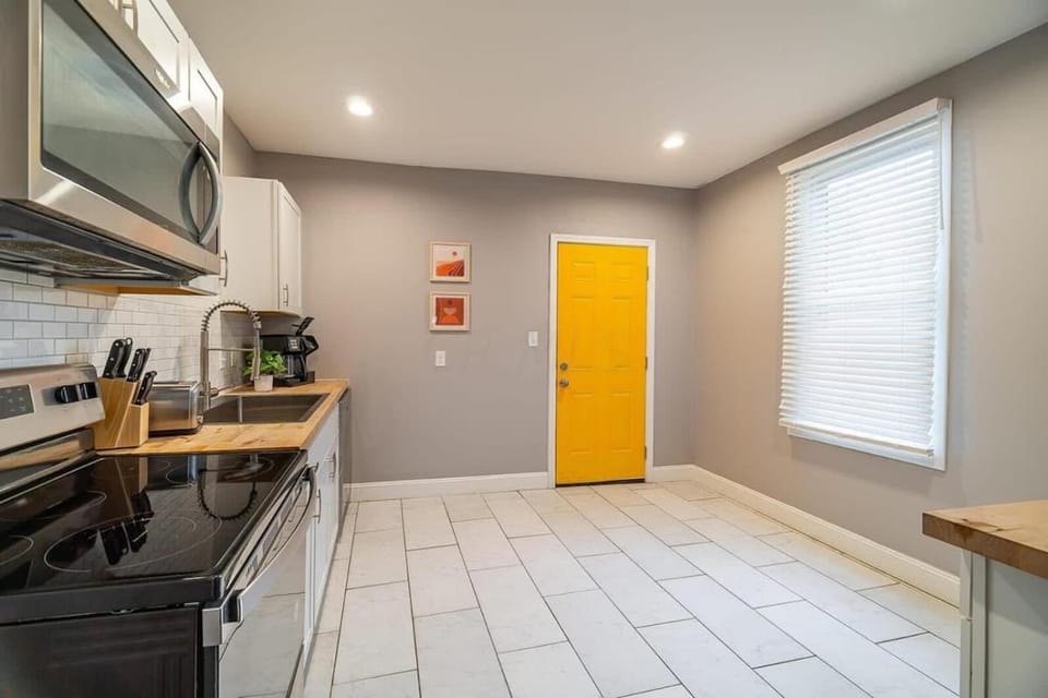The Hungarian Village Spot - 2 BR and Fenced Yard House in Ohio