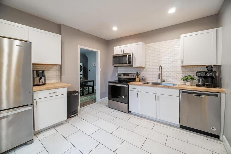 The Hungarian Village Spot - 2 BR and Fenced Yard House in Ohio