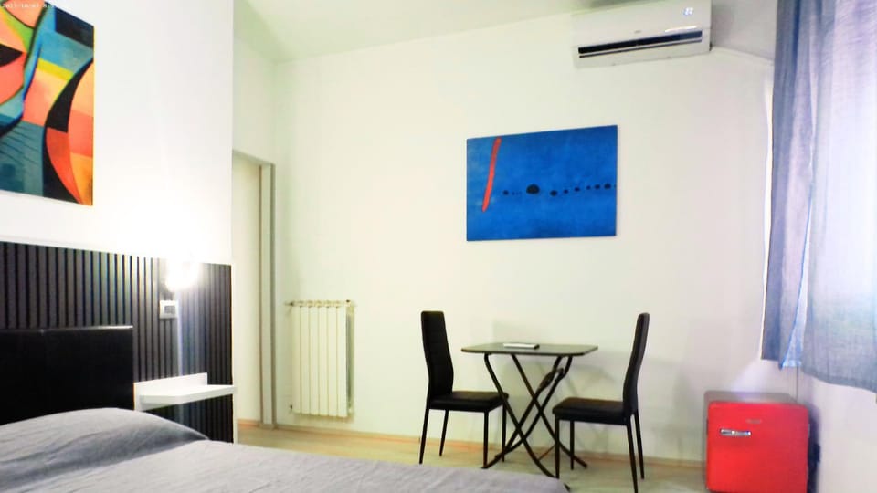 Photo of the whole room, Bedroom, air conditioner