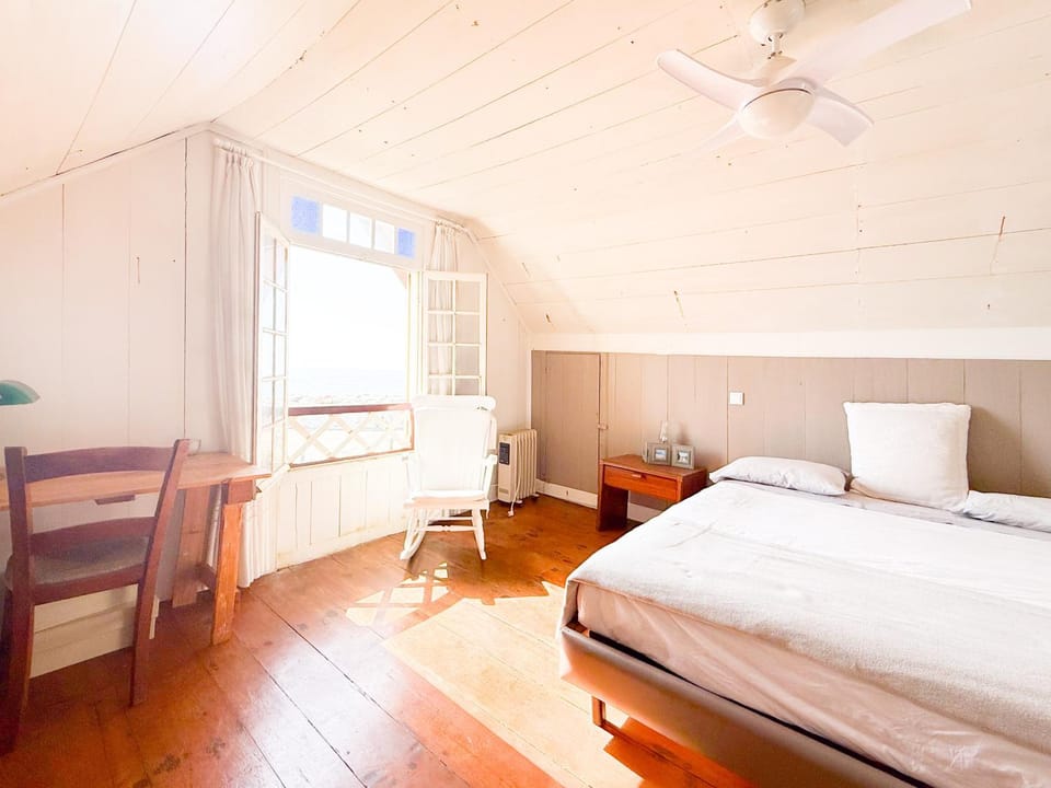 View (from property/room), Bedroom, Sea view, Street view