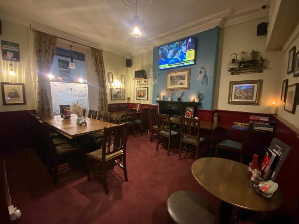 Restaurant/places to eat, Lounge or bar