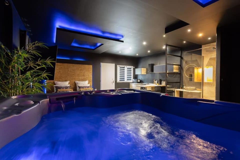 Le Pont des Amoureux Jacuzzi Wifi Apartment in Auvergne-Rhône-Alpes