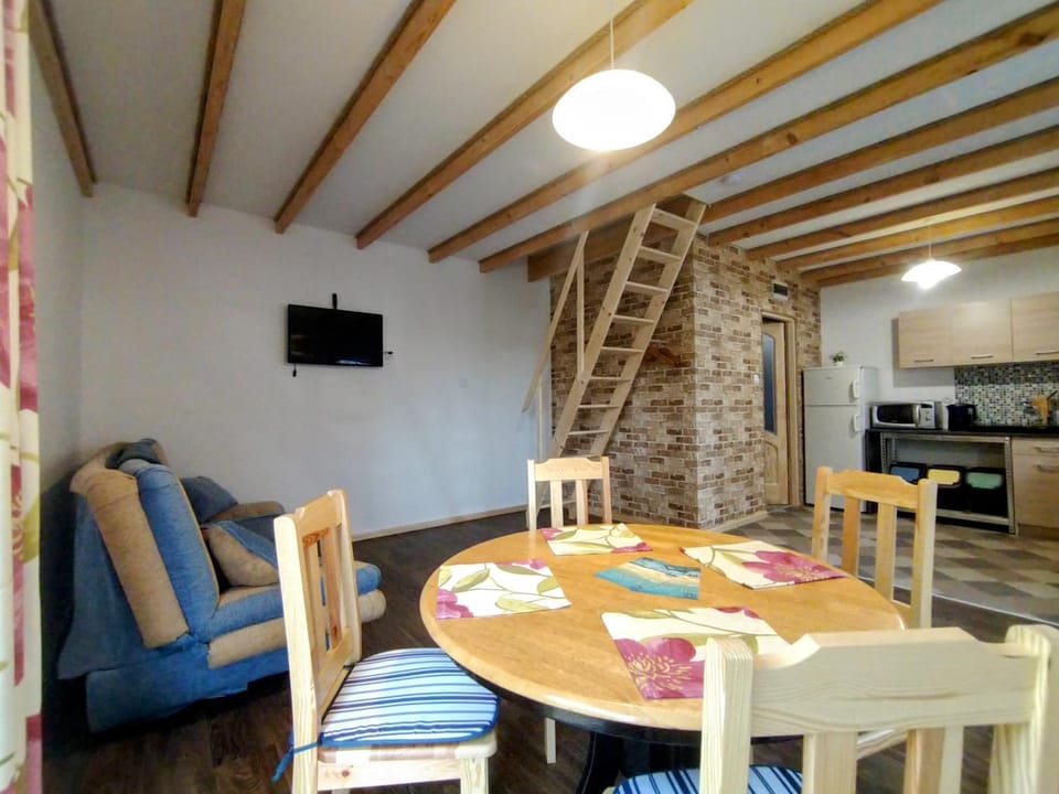 Communal lounge/ TV room, TV and multimedia, Kitchen or kitchenette, Living room, Dining area, pet friendly