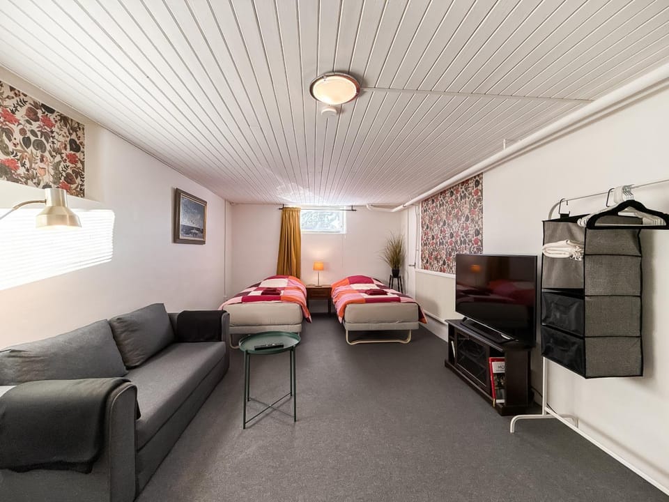 Property building, Bed, TV and multimedia, Living room, Bedroom