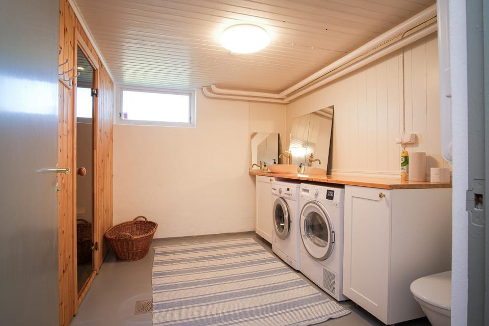 Shower, Property building, Sauna, Bathroom, Photo of the whole room, laundry, washing machine, dryer