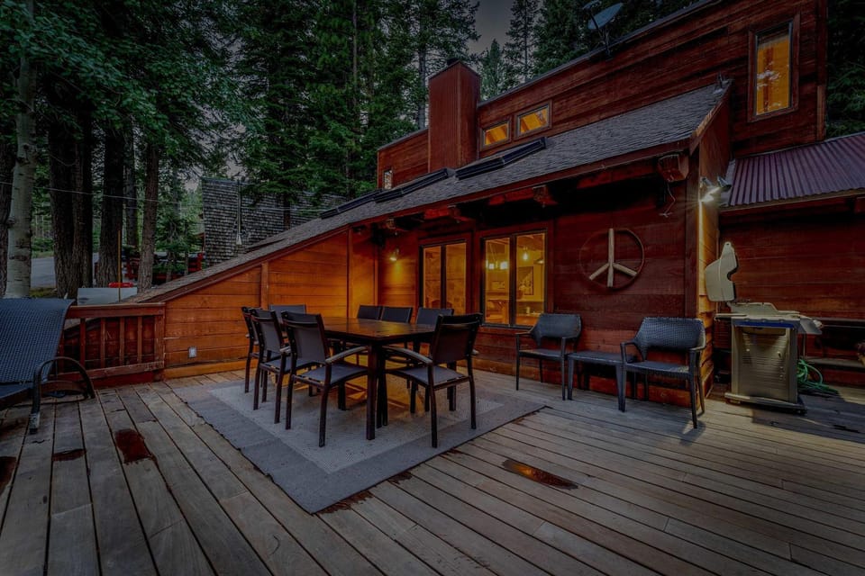 Alpine Meadows Retreat 3 Min to Base with Hot Tub House in Alpine Meadows