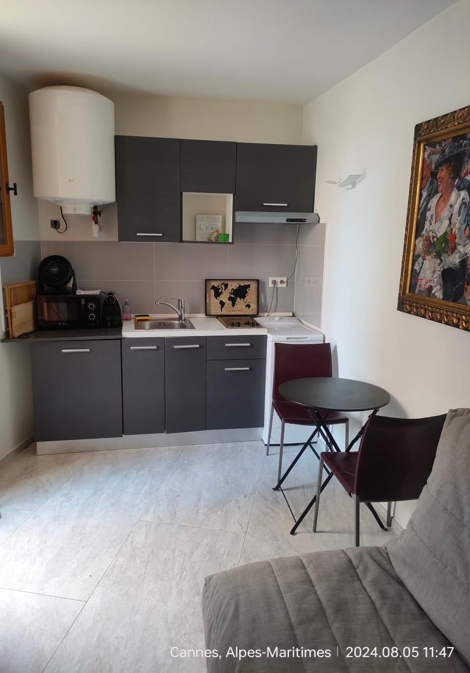 Kitchen or kitchenette, Dining area