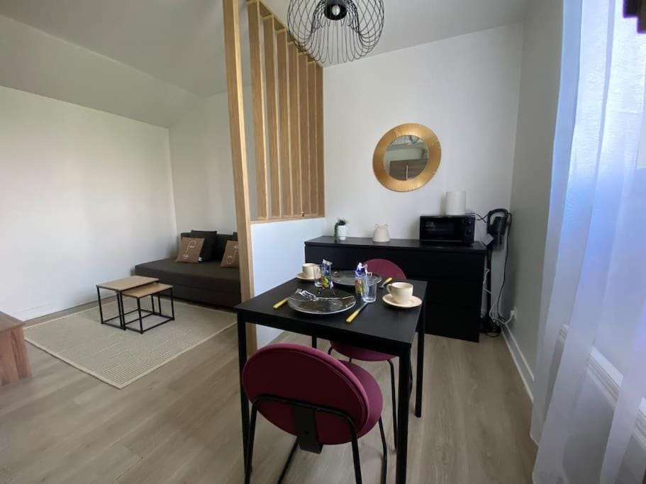 Living room, Food and drinks, Seating area, Dining area