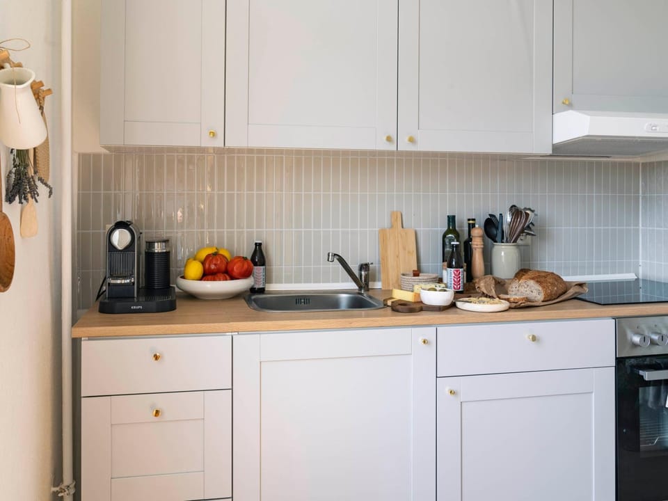 Coffee/tea facilities, Kitchen or kitchenette, stove, kitchen, kitchen