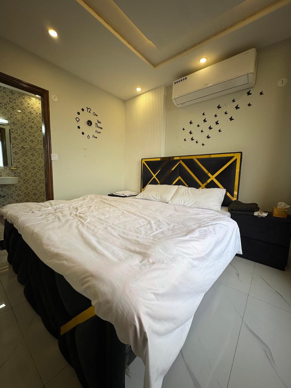 Photo of the whole room, Bedroom, air conditioner