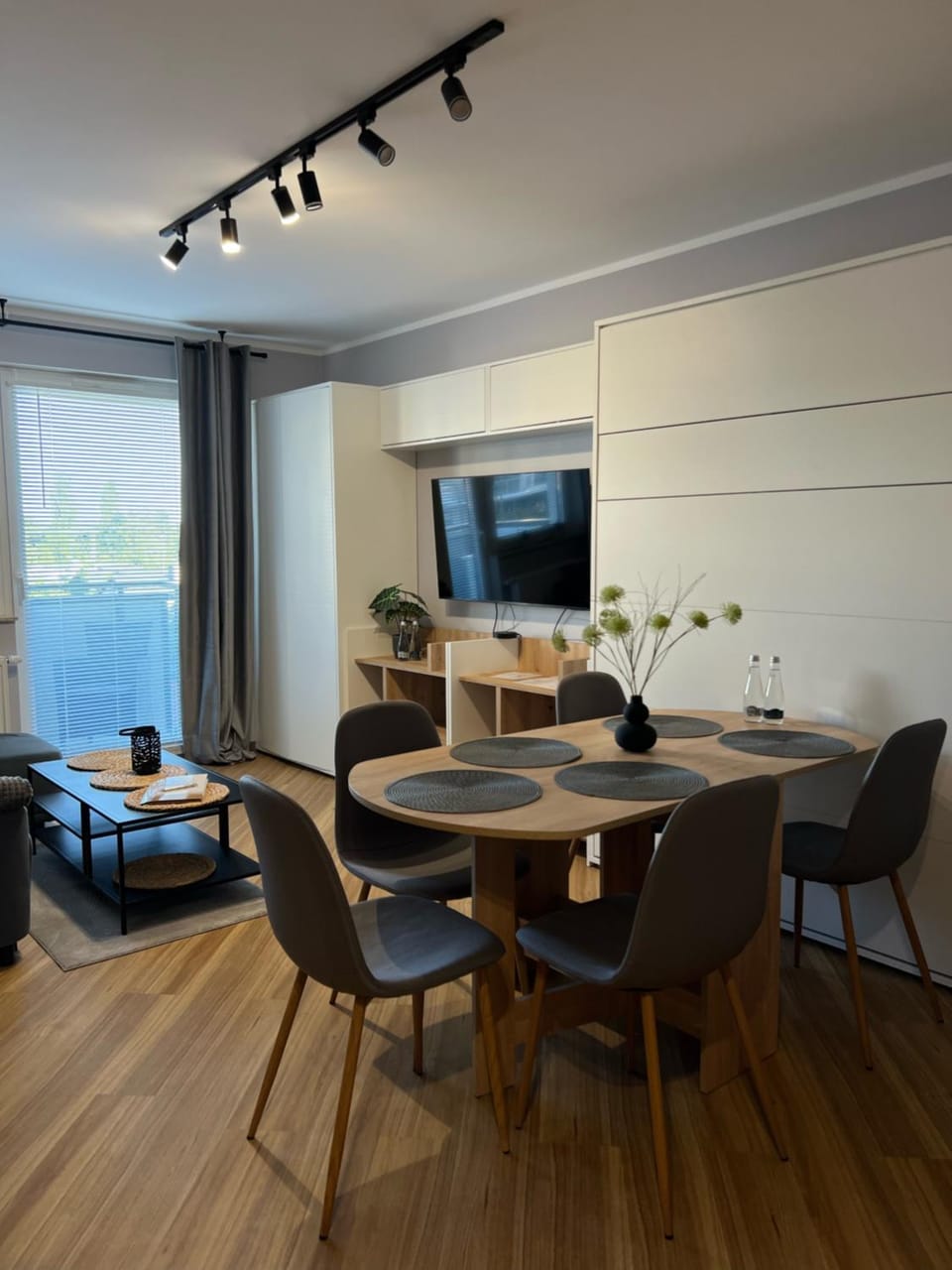 TV and multimedia, Living room, Seating area, Dining area