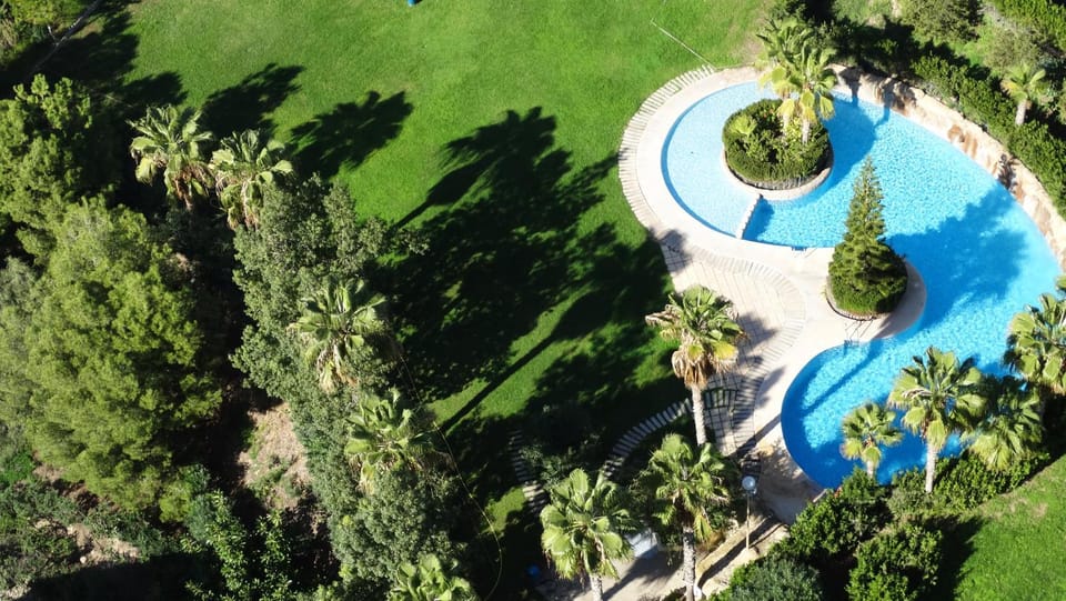 Off site, Day, Natural landscape, Activities, Garden, Balcony/Terrace, Balcony/Terrace, Decorative detail, Decorative detail, Beach, On site, Swimming pool, Swimming pool, Seasons