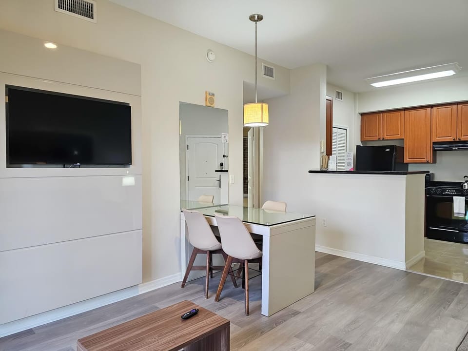 1 Bedroom - Grand Suite 5 min to Universal, I-drive & Outlets Apartment in Orlando