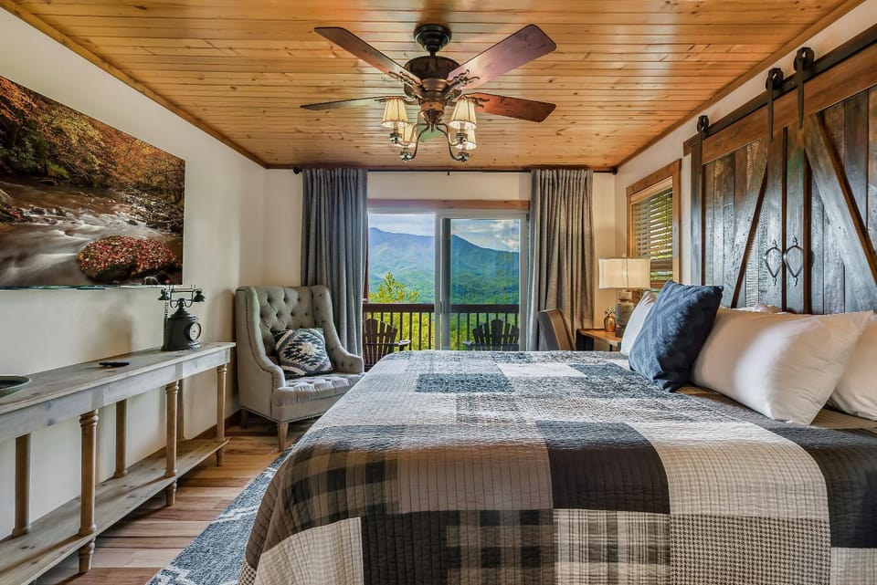 Million Views Hot Tub Game Room Sleeps 25 House in Gatlinburg