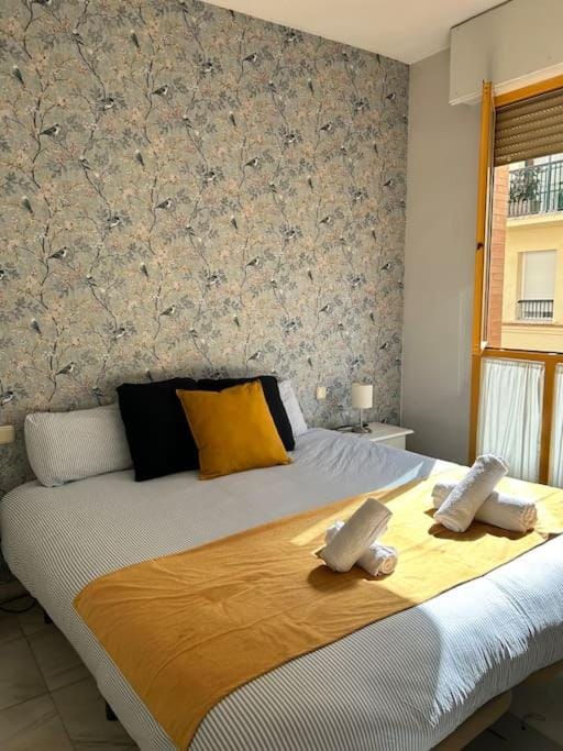 Bed, Bedroom, towels