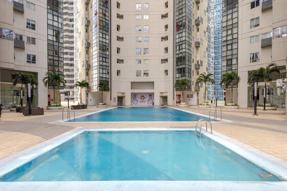 2 BR Luxe Manila Golf View Loft in BGC Apartment in Makati