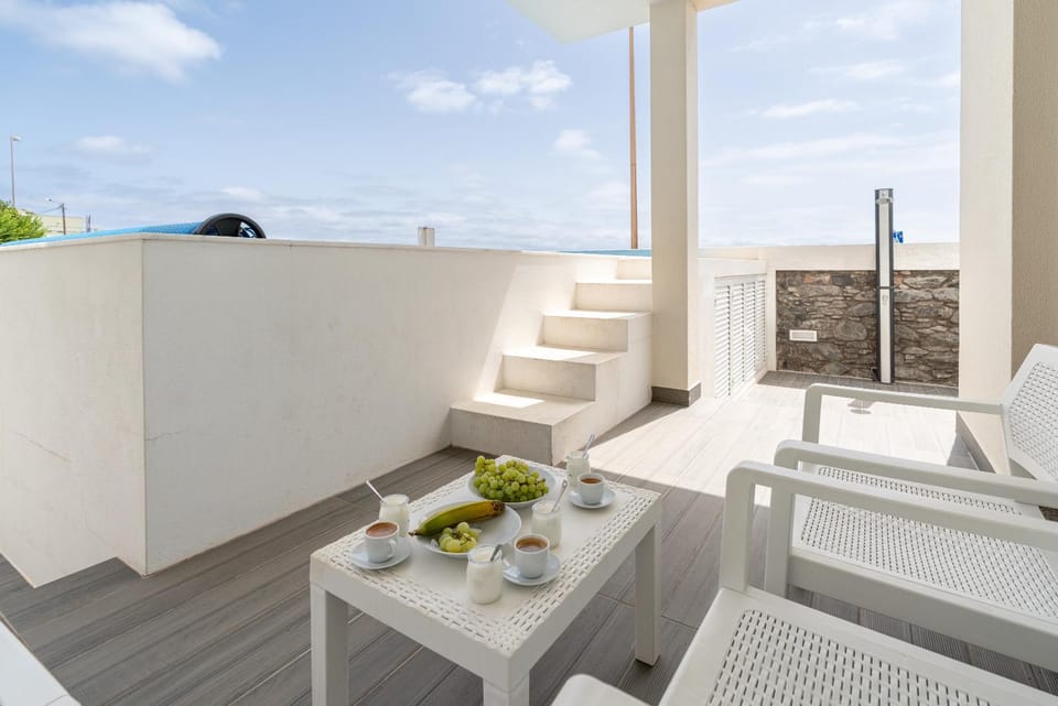 Patio, Day, View (from property/room), Balcony/Terrace, Living room, Food and drinks, Seating area, Dining area, Food, Drinks