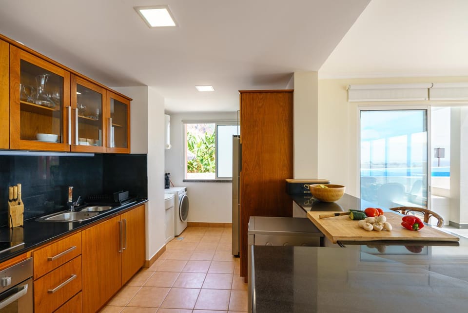 Kitchen or kitchenette, Dining area, dishwasher, minibar, oven, stove, toaster