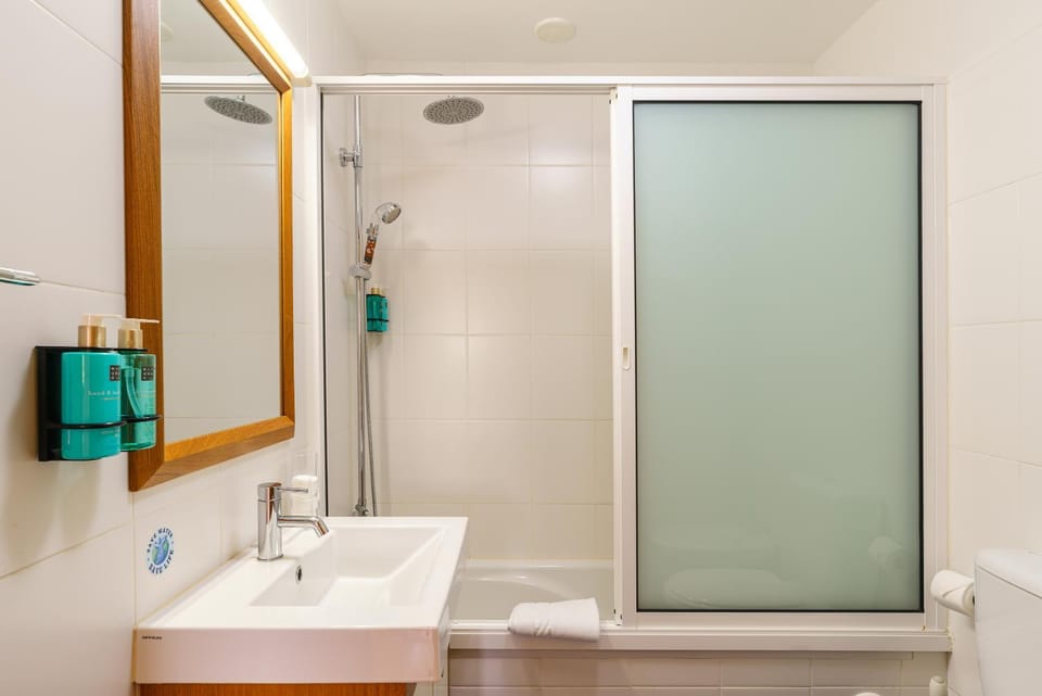 Shower, Toilet, Bathroom, towels