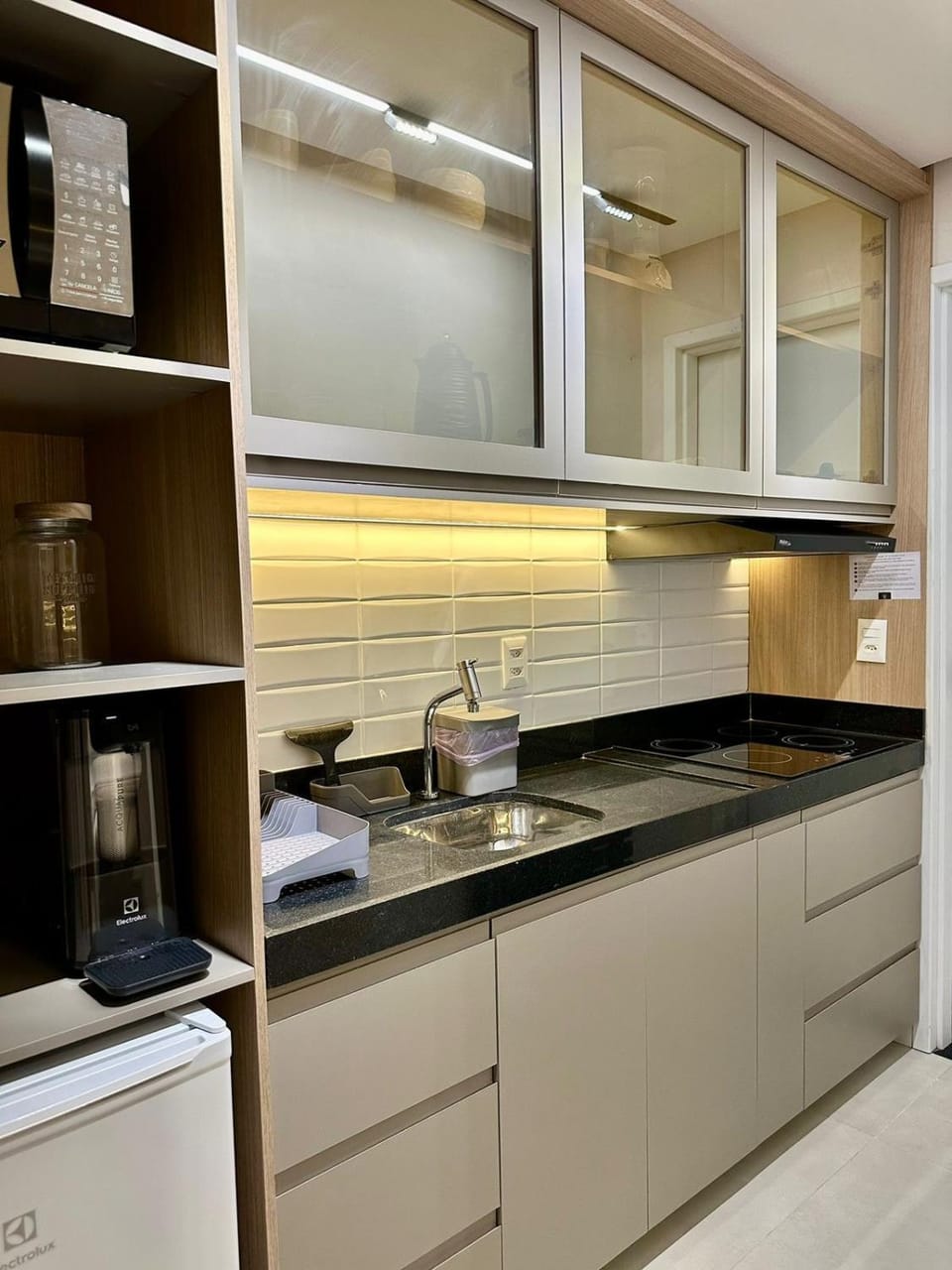 Kitchen or kitchenette, minibar, stove