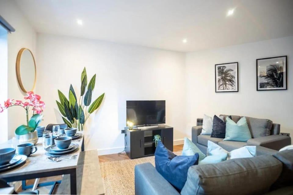 Amazing 2 Bedroom Flat Next To Brighton Station Apartment in Brighton