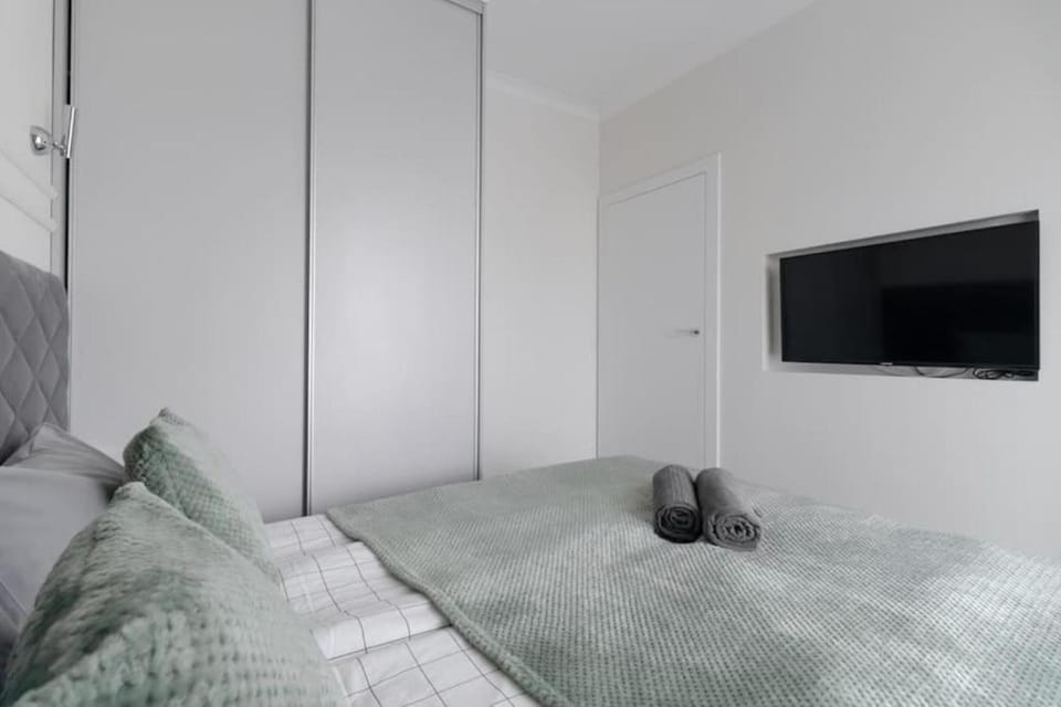 Bed, TV and multimedia, Bedroom